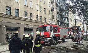 Kauno Laisvės alėjoje, daugiabutyje, gaisrininkai ie&scaron;kojo dūmų kvapo &scaron;altinio