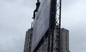 Kaune reklamas ant stendų darbininkai kabino be jokių apsaugų