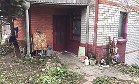 Namai Laumėnų kaime, kuriame aptiktas keturių metų senumo moters lavonas