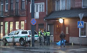 Kaune ant visą parą veikiančios parduotuvės laiptų rastas lavonas