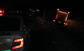 &bdquo;Barbora&ldquo; krovininis automobilis nuslydo nuo kelio