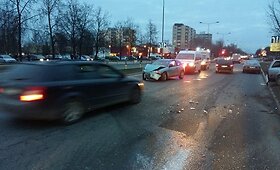 Panevėžyje &bdquo;Mitsubishi&ldquo; vairuotojas rėžėsi į stovintį &bdquo;Golf&ldquo;