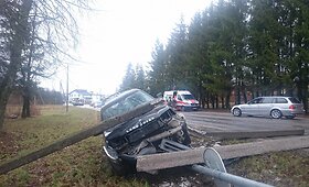 Kauno rajone epilepsijos priepuolio i&scaron;tiktas senolis sutrupino betoninį stulpą