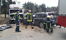 &Scaron;ilalėje kaktomu&scaron;a susidūrė visureigis ir sunkvežimis