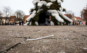 Nuo kalėdinių Kauno eglutės dekoracijų krentantys plastikiniai &scaron;iaudeliai