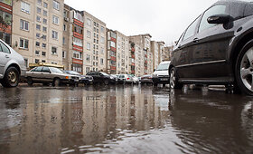 Lietus daugiabučių namų kiemą pavertė baseinu