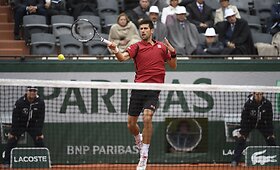 Novakas Džokovičius &bdquo;Roland Garros&ldquo; pusfinalyje i&scaron;kovojo triu&scaron;kinančią pergalę