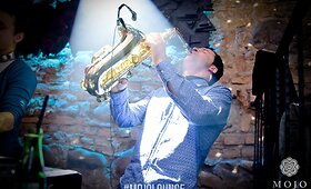 Siautulingame &bdquo;Mojo Lounge Vilnius&ldquo; vakarėlyje stilingus vilniečius &scaron;okdino gyva muzika