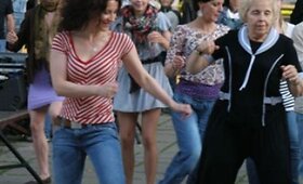 Flashmob jaunimas su senjoras mieste galerija