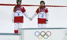 Sočio akrobatinio slidinėjimo varžybų gūbrinio rungties laimėtojos seserys i&scaron; Kanados Justine Dufour-Lapointe ir Chloe Dufour-Lapointe