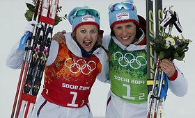 Marit Bjoergen ir Ingvild Fluqstag Oestberg laimėjo slidinėjimo komandinio sprinto rungtyje