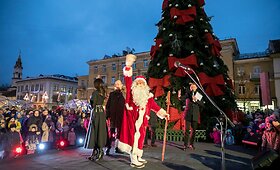 Spalvinga Kalėdų mugė Rotu&scaron;ės aik&scaron;tėje
