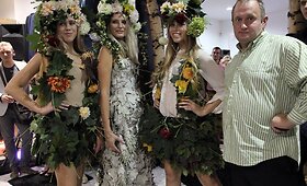 Naujas floristo Modesto Vasiliausko rekordas &ndash; i&scaron; drebulės lapų kurta suknelė
