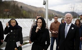 Angelinos Jolie apsilankymas genocido aukų kapinėse
