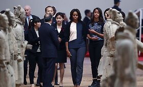 Michelle Obama su dukterimis terakotinių karių muziejuje