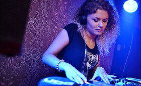 Uostamiesčio klubinėtojai &scaron;ėlo pagal DJ Samanta muziką