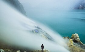 &Scaron;alia Kawah Ijen ugnikalnio teka mėlyna lava