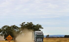 Britų žurnalistų &bdquo;Volvo FH16&ldquo; bandomasis važiavimas Australijoje