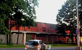 Keistos linksmybės kelyje: moteris prie vairo neprie&scaron;tarauja, kad vyras paskui temptų vežimėlį