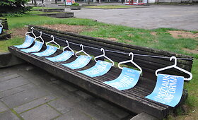 Ankstų rytą Kauno Laisvės alėjoje nusidriekė 2 tūkst. pakabų su plakatais, raginančiais &bdquo;padžiauti uniformas&ldquo; ir gegužės 21 d. apsilankyti renginyje &bdquo;Nuotykių diena su KTU&ldquo;. 