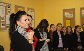 Katažina Zvonkuvienė trispalves draugystės apyrankes su moksleiviais pynė gimtojoje Medininkų mokykloje