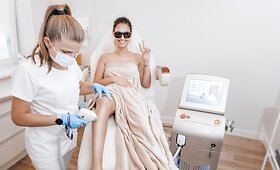 Agnė Kulitaitė atlieka procedūras klinikoje &bdquo;Perfectus Clinica&ldquo;
