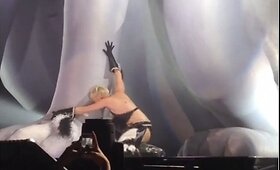 Miley Cyrus scenoje liejo a&scaron;aras dėl savo nugai&scaron;usio &scaron;uns