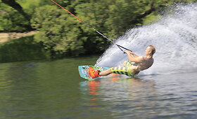&bdquo;Wake party&ldquo; &scaron;ventėje vandenlenčių sportui neatsispyrė verslo ir pramogų pasaulio atstovai