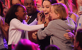 Angelina Jolie su dukromis  &bdquo;Kids' Choice Awards&ldquo; apdovanojimuose