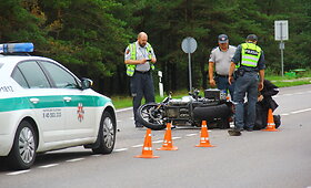 Pasvalio rajone susidūrė motociklas ir automobilis
