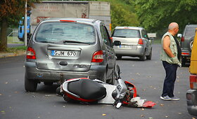 Panevėžyje į &bdquo;Renault&ldquo; rėžėsi motociklininkas