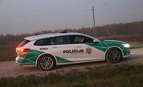 Panevėžio rajone nuo kelio nuvažiavo ir vertėsi &bdquo;Peugeot&ldquo;