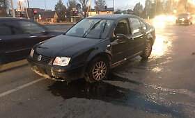 Panevėžyje jaunas &bdquo;Volkswagen&ldquo; vairuotojas sankryžoje nuvertė kelio ženklą