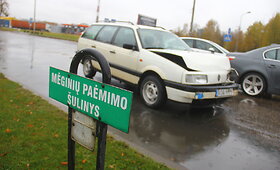 Panevėžyje girtas &bdquo;Volkswagen&ldquo; vairuotojas rėžėsi į BMW