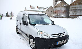Pasvalio rajone &bdquo;Peugeot&ldquo; partrenkė moterį