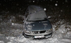 Panevėžio rajone &ndash; nuo kelio nuslydę automobiliai ir vilkikai