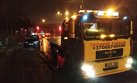 Panevėžio policijai teko priverstinai nuvežti gatvėje paliktą apdaužytą automobilį