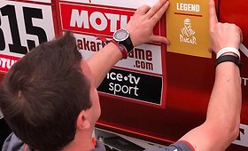 Antanui Juknevičiui įteiktas Dakaro legendos lipdukas