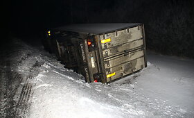 Pasvalio rajone į griovį nuvirto vilkikas