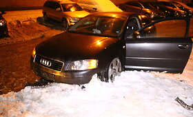 Panevėžiečiai sudaužytą &bdquo;Audi&ldquo; numetė viduryje gatvės ir spruko