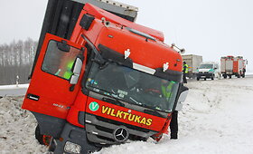 Prie Kėdainių susidūrė vilkikas ir automobilis
