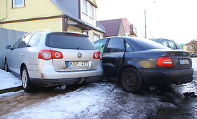 Panevėžyje susidūrė trys automobiliai, apgadinta tvora