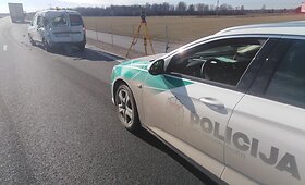 Panevėžio aplinkkelyje vilkikas susidūrė su kelininkų automobiliu