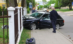 Panevėžyje &bdquo;Audi&ldquo; rėžėsi į vyskupijos tvorą