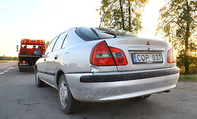 Raguvoje tvorą apgadinusi girta vairuotoja nuo pareigūnų paslėpė savo automobilį