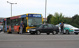 Panevėžyje susidūrė miesto mar&scaron;rutinis autobusas ir &bdquo;SAAB&ldquo;