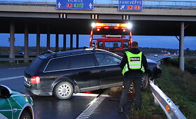 Panevėžio rajone ant atitvaro pakibo &bdquo;Audi&ldquo;