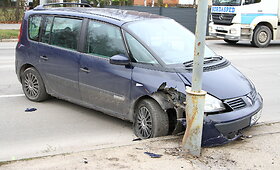 Panevėžyje girtas &bdquo;Renault&ldquo; vairuotojas rėžėsi į stulpą