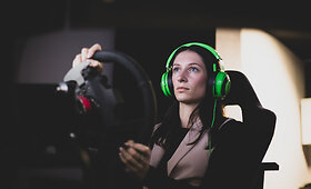 &bdquo;Spindinti raudona&ldquo; virtualios lenktynės &bdquo;Simuliatorių akademijoje&ldquo;