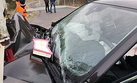 Panevėžio aplinkkelyje &bdquo;Volkswagen&ldquo; trenkėsi į sunkvežimį